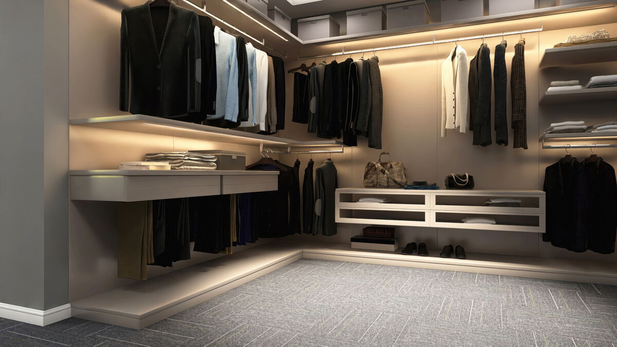 Indirekte LED-Beleuchtung entlang der Schrankkanten erzeugt warmes Licht und wohnliche Stimmung im Kleiderschrankraum.